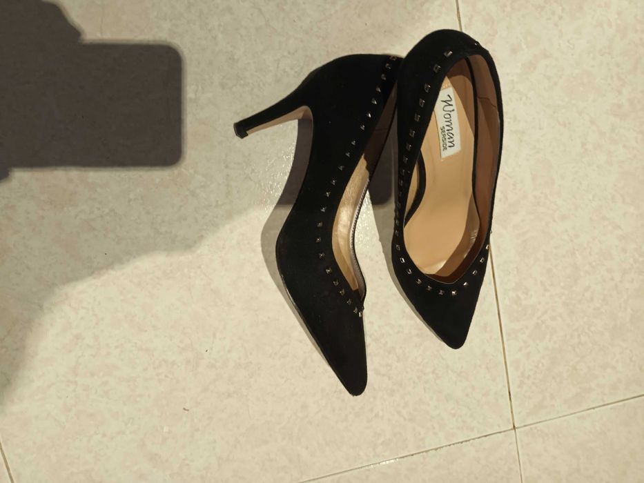 Sapatos pretos com tachas