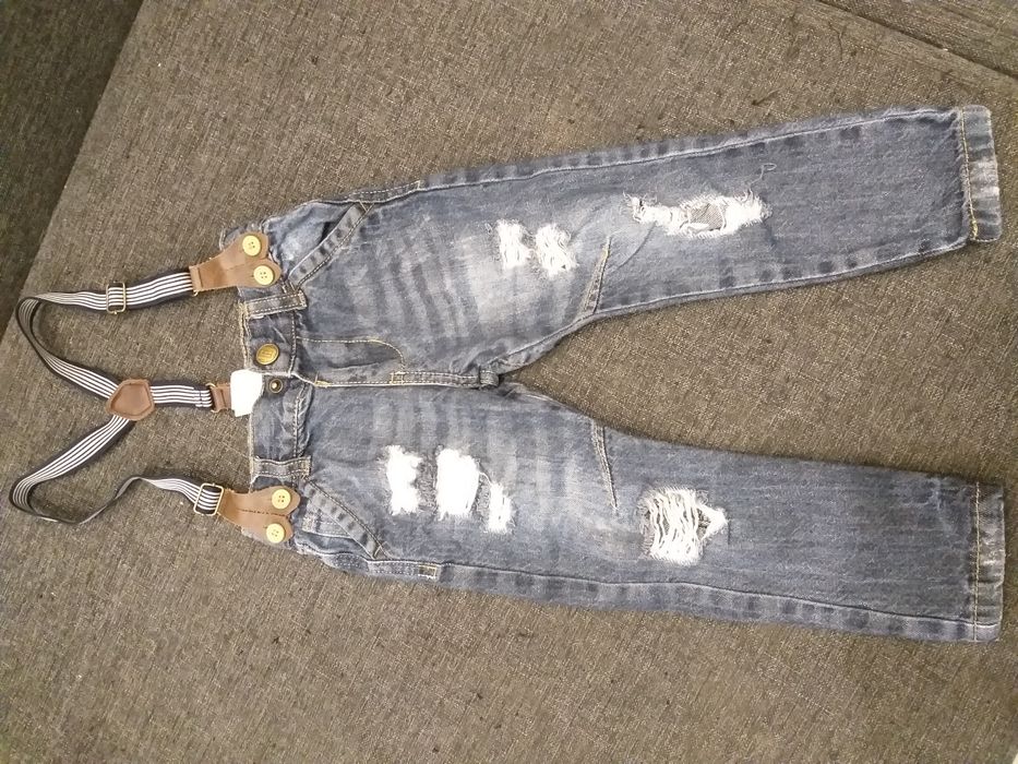 Стильные джинсы с подтяжками