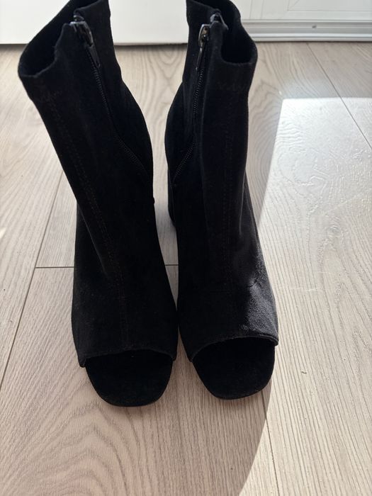Czarne zamszowe botki z odkrytym palcem (peep toe)