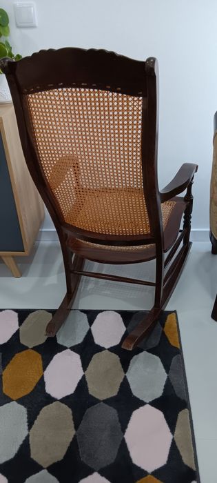 Cadeirão e cadeira de baloiço antigo