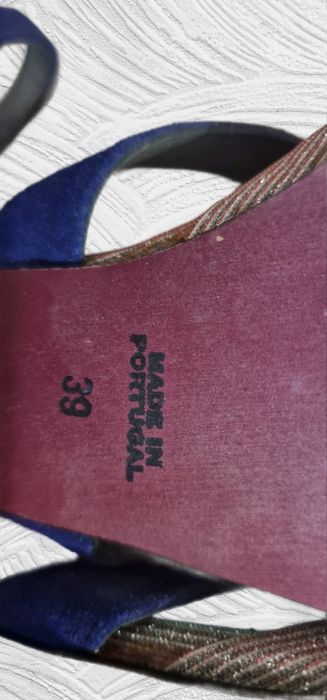 sandalias com salto alto compensado