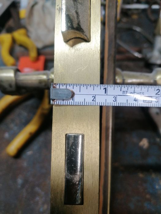 Fechaduras em metal completas.