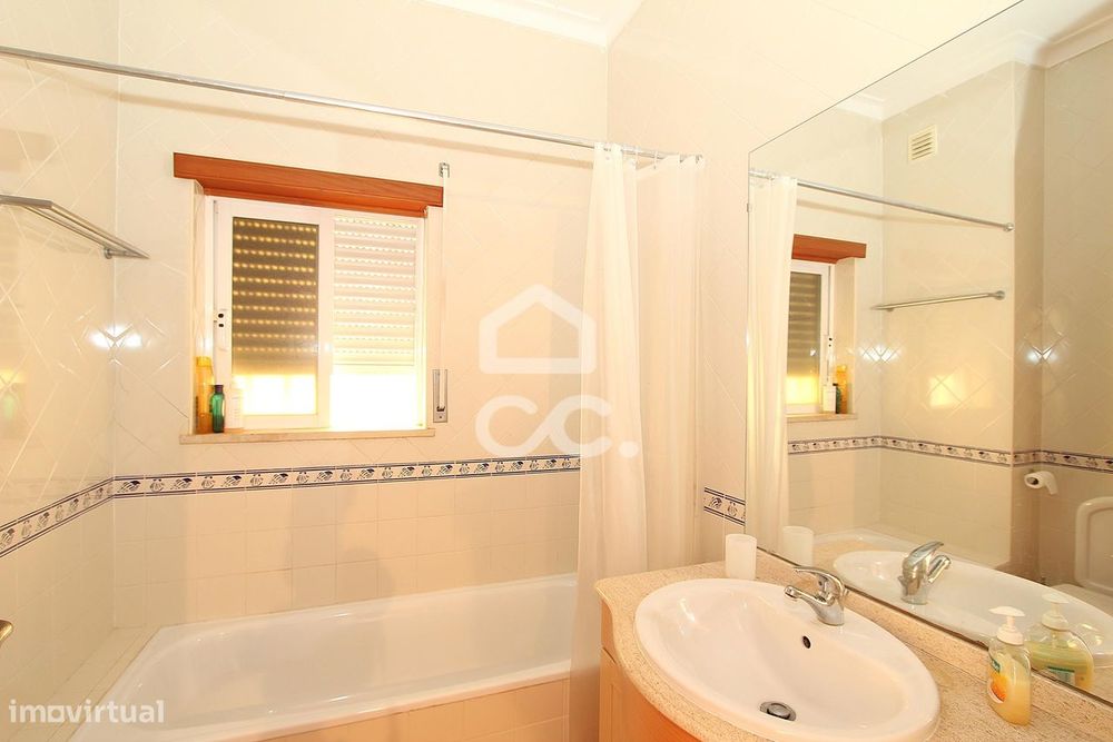 Apartamento T1 no condomínio " Casa da Praia" com piscina e garagem a