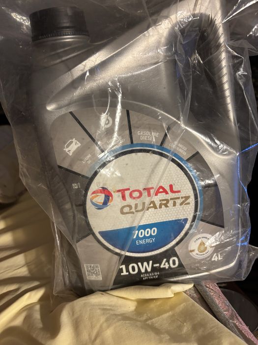 4 litros de oleo Quartz 7000 novo por abrir