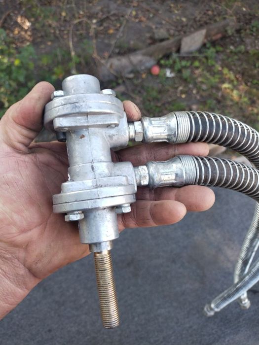 Продам кран для щеплення МАЗ з шлангами стан новий