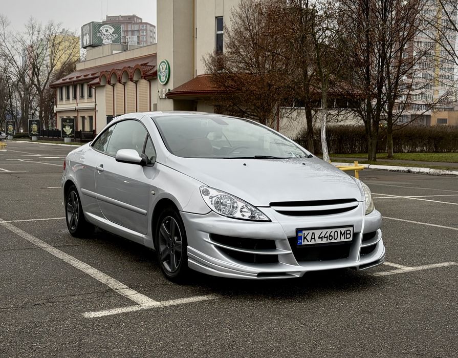 Продам шикарний кабріолет, купував у друга, пробіг рідний та підтверджений. Дах працює бездоганно — відкривається швидко, без зауважень і сторонніх звуків. Кузов у відмінному стані, оцинкований, без корозії, виглядає дорого та доглянуто. Технічно автомобіль повністю справний — сів і поїхав, регулярне ТО проводилось кожні 7–8 тис. км. Двигун і коробка працюють без проблем, встановлена сучасна мультимедіа з Apple CarPlay, є камера заднього огляду. Авто виділяється з потоку завдяки кастомному бамперу та тюнінгованому вихлопу.  Для комфортних поїздок на трасі є круїз-контроль.
Два комплекти гуми (зима - Continental, літо - Pirelli, обидва комплекта в чудовому стані).
Цього року перед дальньою поїздкою авто було обслужене по максимуму: замінене зчеплення (LUK), перевірено ГРМ, ходова частина зроблено все, колодки і диски нові , замінені всі рідини (всі роботи підтверджені чеками).

Автомобіль надійний та недорогий в обслуговуванні, чудово підходить як для щоденних поїздок, так і для “поїздок для душі”. Жорсткий дах дозволяє комфортно користуватись авто і взимку — поводиться як звичайне купе. Документи в повному порядку, можливa перевірка на Вашому СТО.

Остаточна ціна , без торгу, взагалі. 

Пишіть / дзвоніть — авто на огляд вже сьогодні!