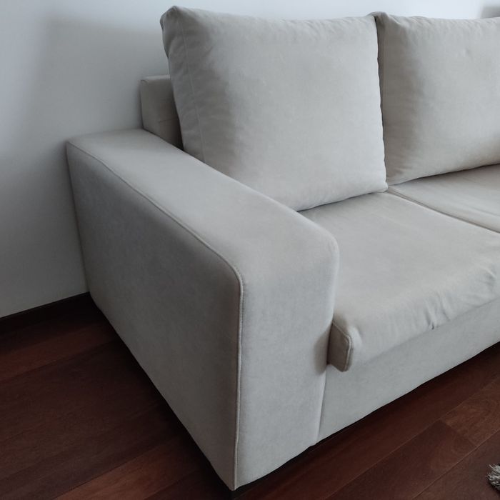 Sofá 2 lugares
Capa dos assentos e almofadas removíveis 
Medidas: 1.87