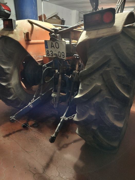 Trator Fiat 640-DT com reboque, 3500c² 80cv conservado, o reboque é um Safisal tribasculante comutavel 4.6 X 2.30, fundo em aço.