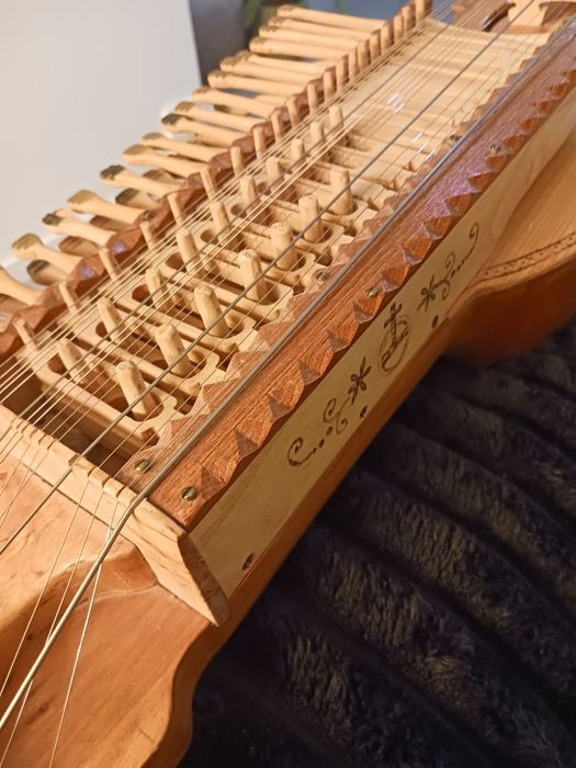 Nyckelharpa, Moraharpa, Viola d'amor