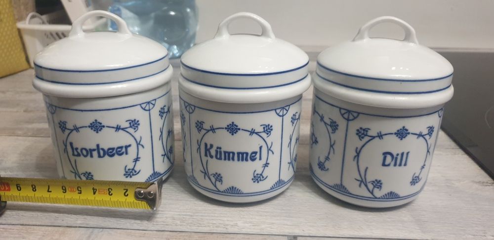 Trzy pojemniki do przypraw z porcelany Jäger