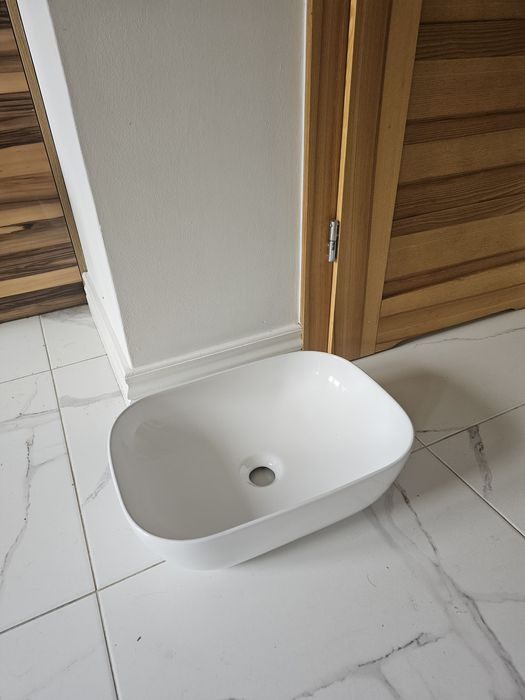 Umywalka nablatowa nowa ceramiczna 32,5x45,5cm podłużna biała