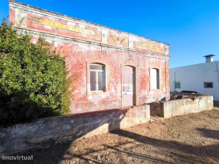 Moradia por recuperar com terreno em Moncarapacho