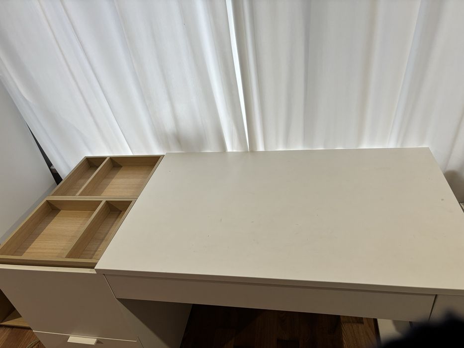 Biurko białe z drewnianymi wstawkami