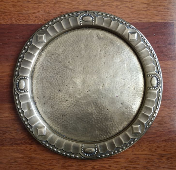 Taca Art Deco, mosiądz młotkowany, stara patyna, średnica 35 cm.