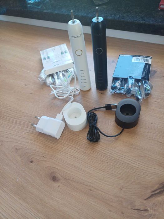 Dwie szczoteczki soniczne Vitammy sporo końcówek