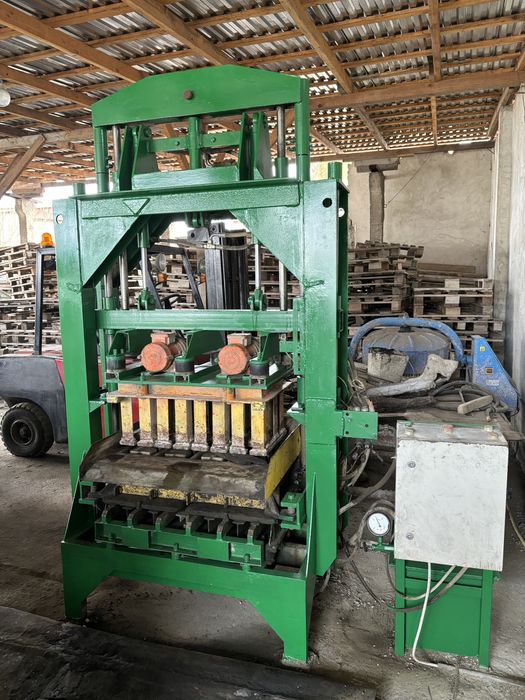 Вібропрес для виготовлення бетоних блоків та тротуарноі плитки