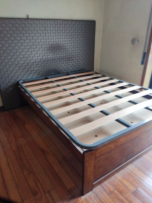 Cama sem estrado com cabeceira