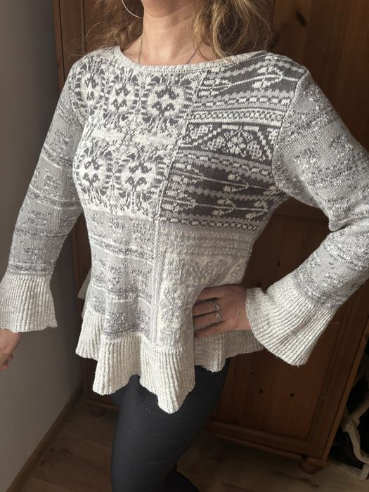 Sweter z falbanami r.L