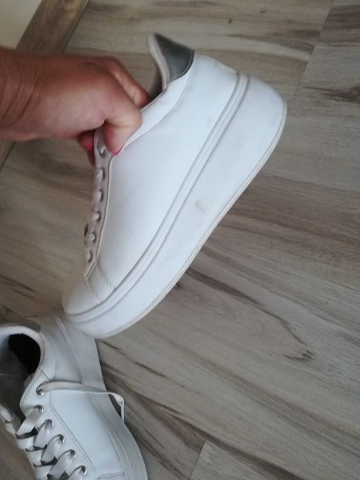 Buty na wyższym spodzie