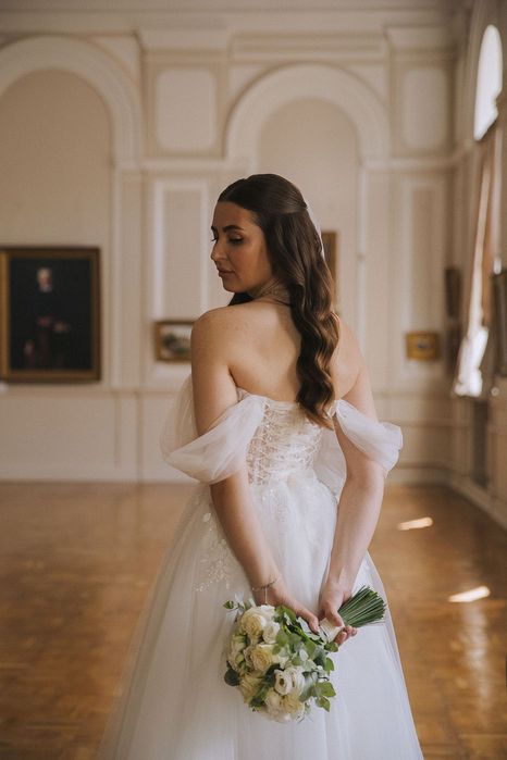 Весільна сукня з фатою