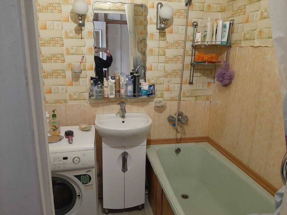 Продам квартиру 4 кім. Салтівка 656м/р 8/9 цегла 55000у.е.Q