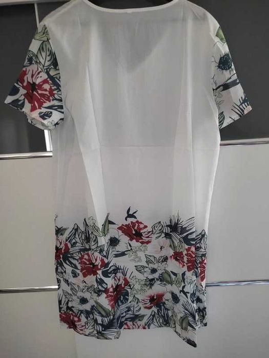 Biała sukienka z motywem kwiatowym