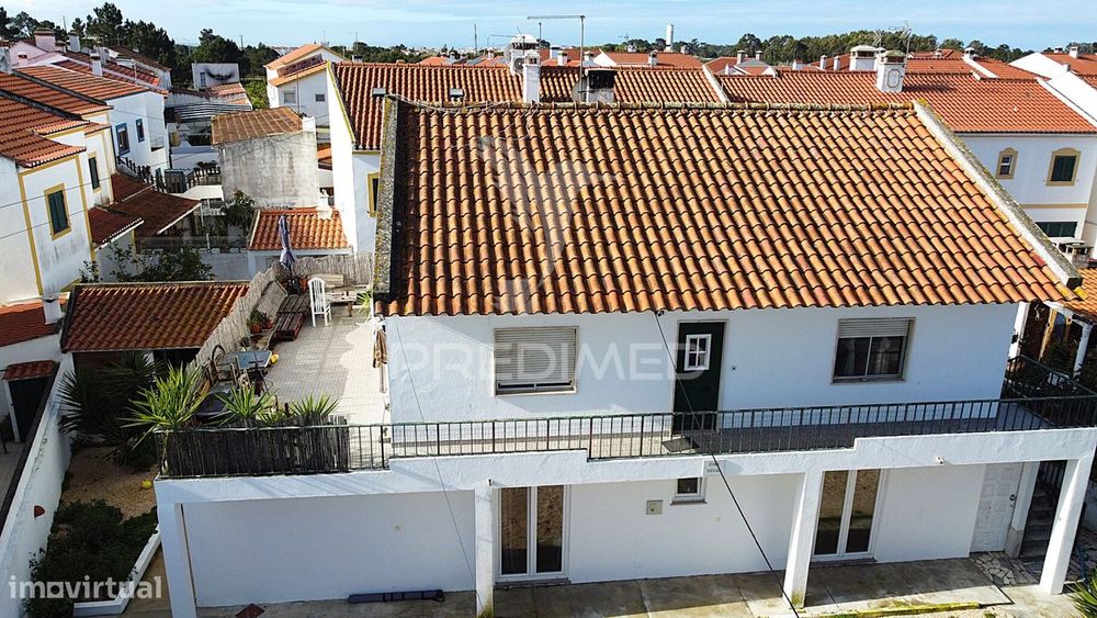 Moradia Bi-Familiar T6 com Espaço Exterior - V.N. Milfontes