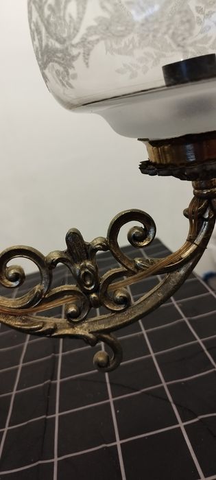 Candeeiro antigo em latão e porcelana