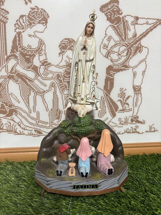 Estatueta antiga com musica