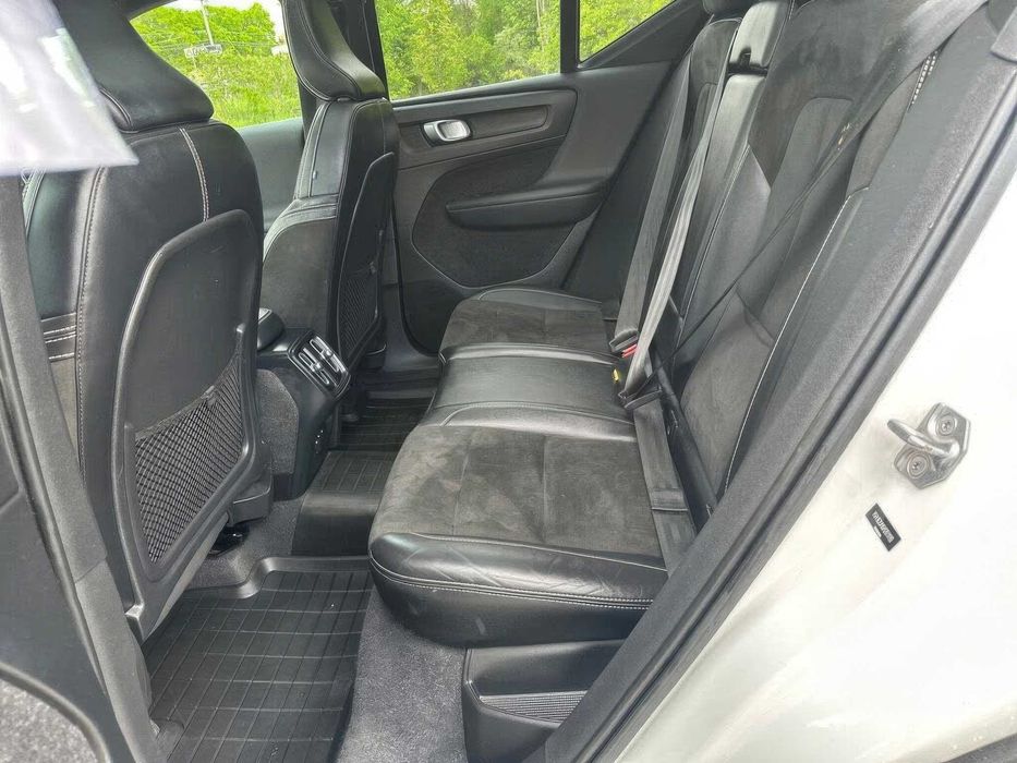 Volvo XC40      2021