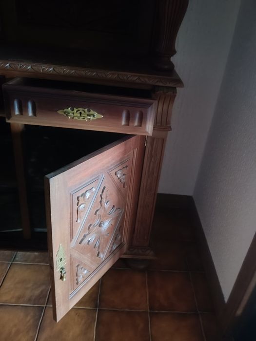 Cristaleira em madeira trabalhada