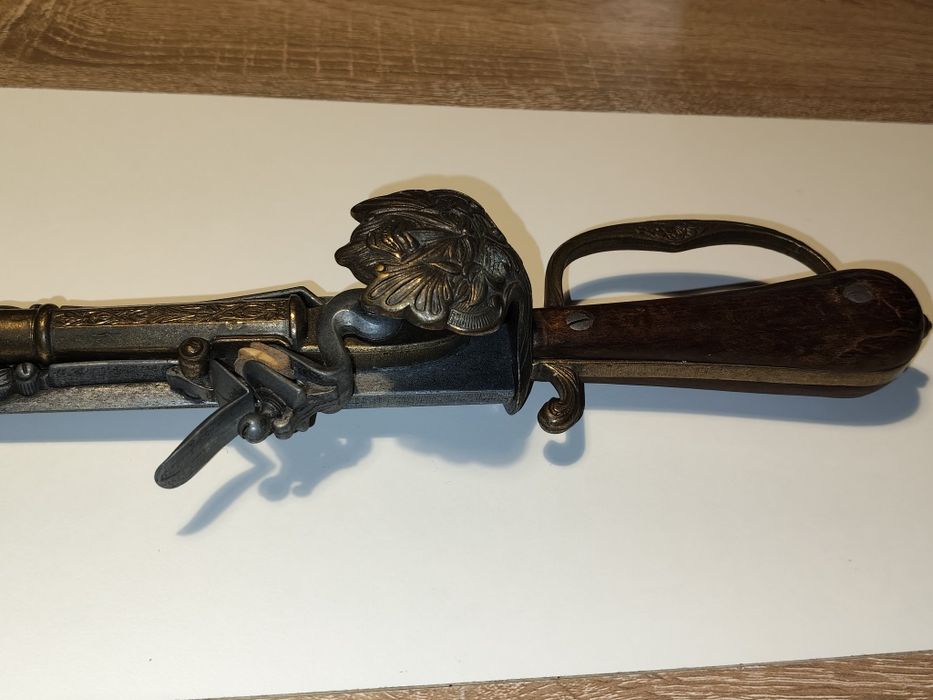 Adaga/pistola replica de decoração (não funciona é só para decoração)