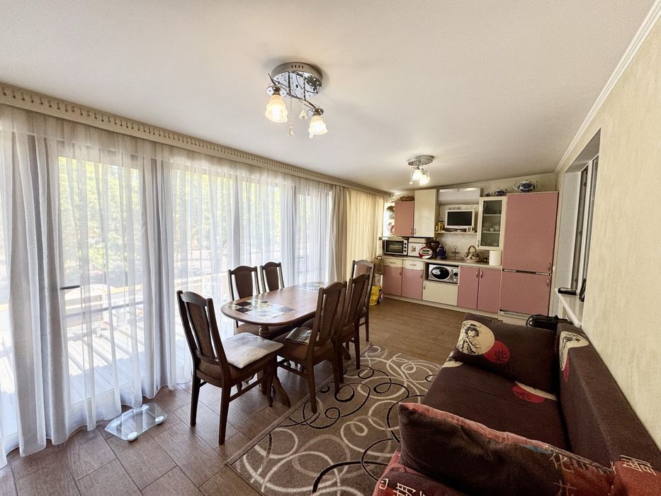 Продам 2 к.квартиру. 2эт/9эт, кирпич! Кухня -19кв.м