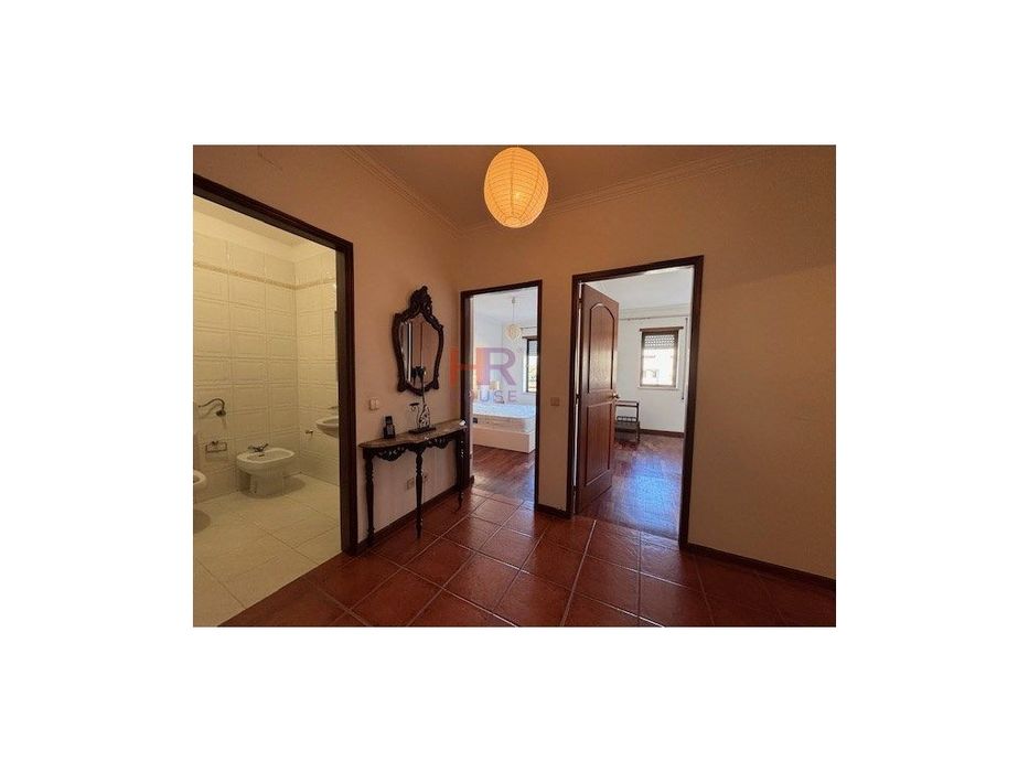 Apartamento T2 mobilado e equipado com garagem em Coimbra.