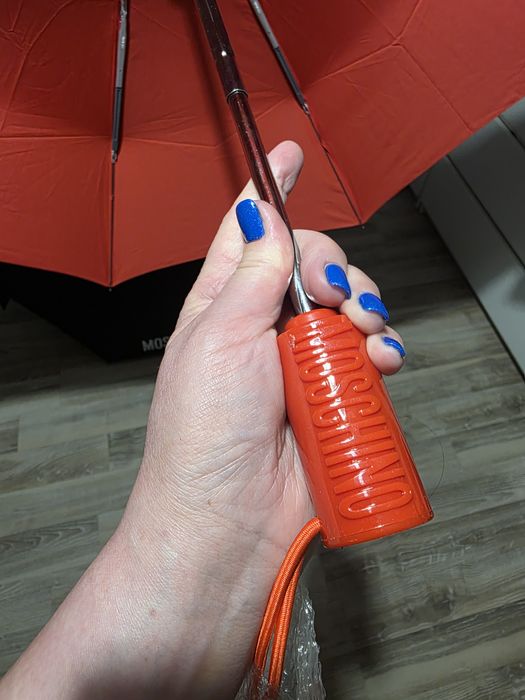 Luksusowy parasol MOSCHINO – intensywna czerwień