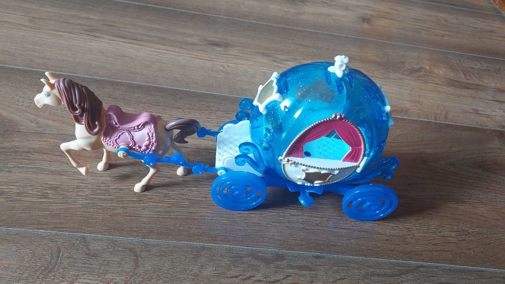 Zabawka kareta z koniem