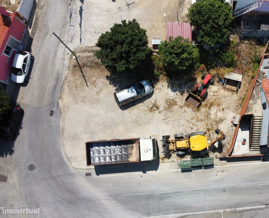 Apresento terreno junto ao centro de Aveiras de Cima
