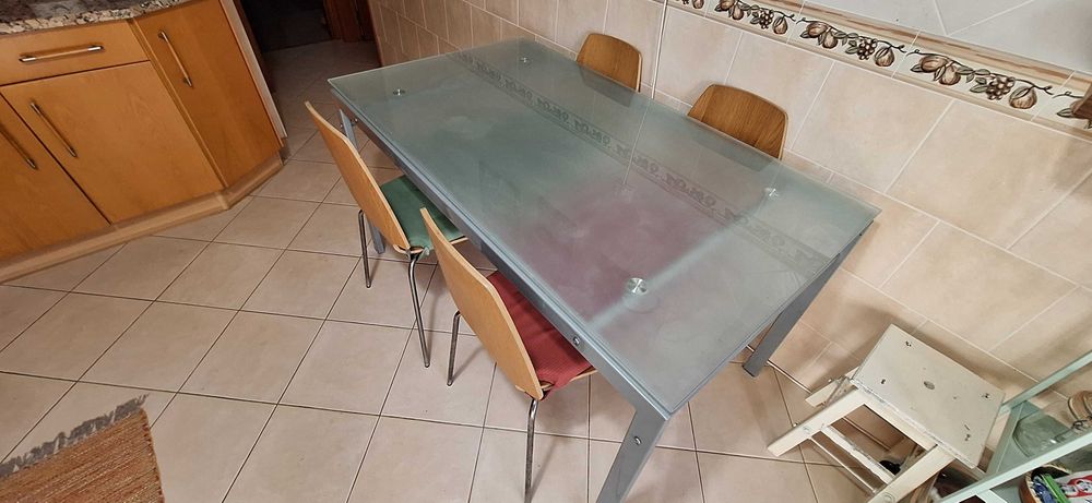 Conjunto Mesa de Vidro (140x80) + 4 Cadeiras – Estilo e Conforto