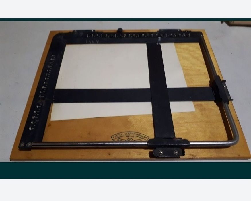 Фоторамка кадрирующая 1976 год.
На деревянной основе.
Железная рамка (