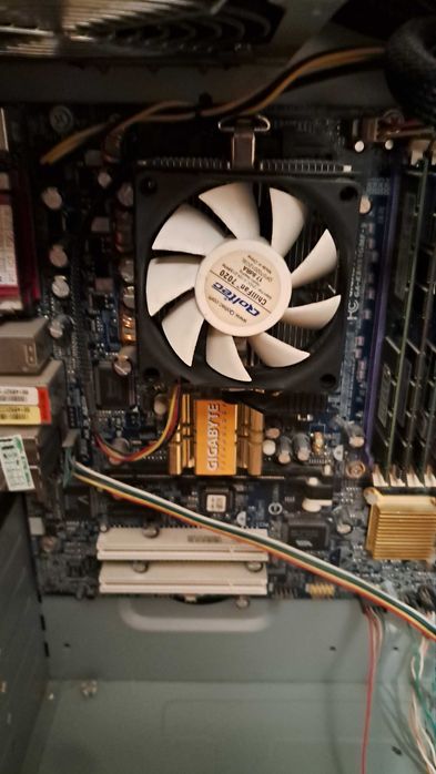 Sprzedam komputer stacjonarny.