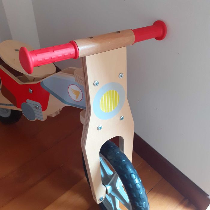 Bicicleta de aprendizagem em madeira para criança