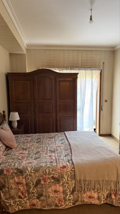 Conjunto de Quarto em Madeira - cama, roupeiro, duas mesas de cabeceira, uma cómoda