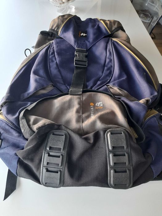 Mochila Quechua 45L com oferta 1 saco cama