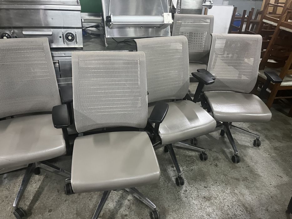 Cadeiras de Escritorio cinza com pes em inox STEELCASE