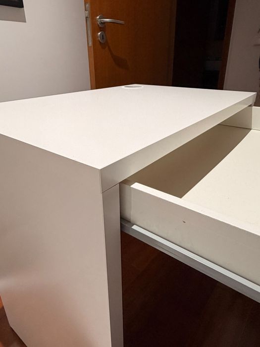Secretária em ótimo estado