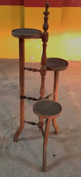 Floreira antiga com três níveis