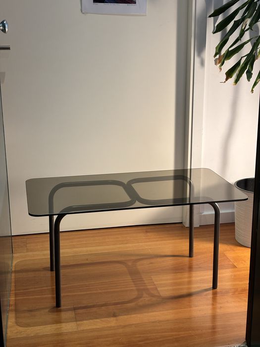 Mesa em vidro fumado