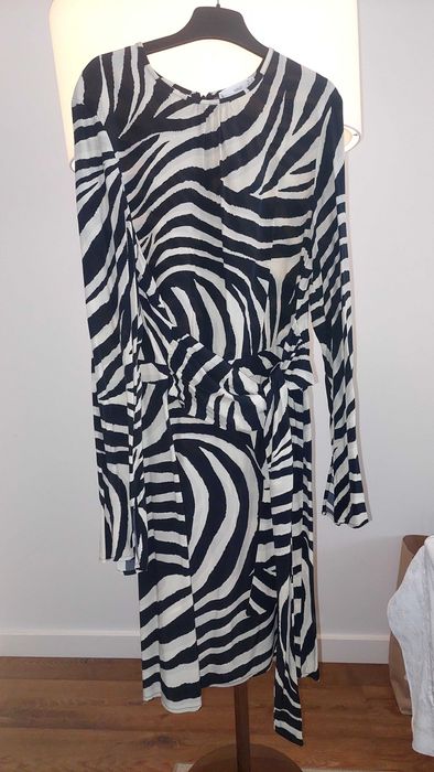 5 vestidos (incluindo 1 Guess by Marciano e 1 Adolfo Dominguez) por 35€