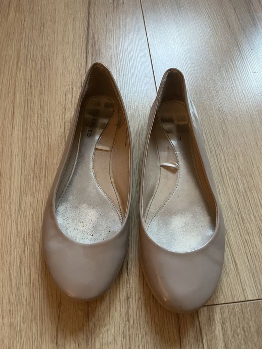 Baletki lakierki beżowe Reserved r.38