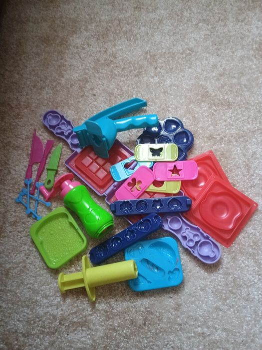 zestaw PlayDoh 4 kolory+ akcesoria DO NEGOCJACJI